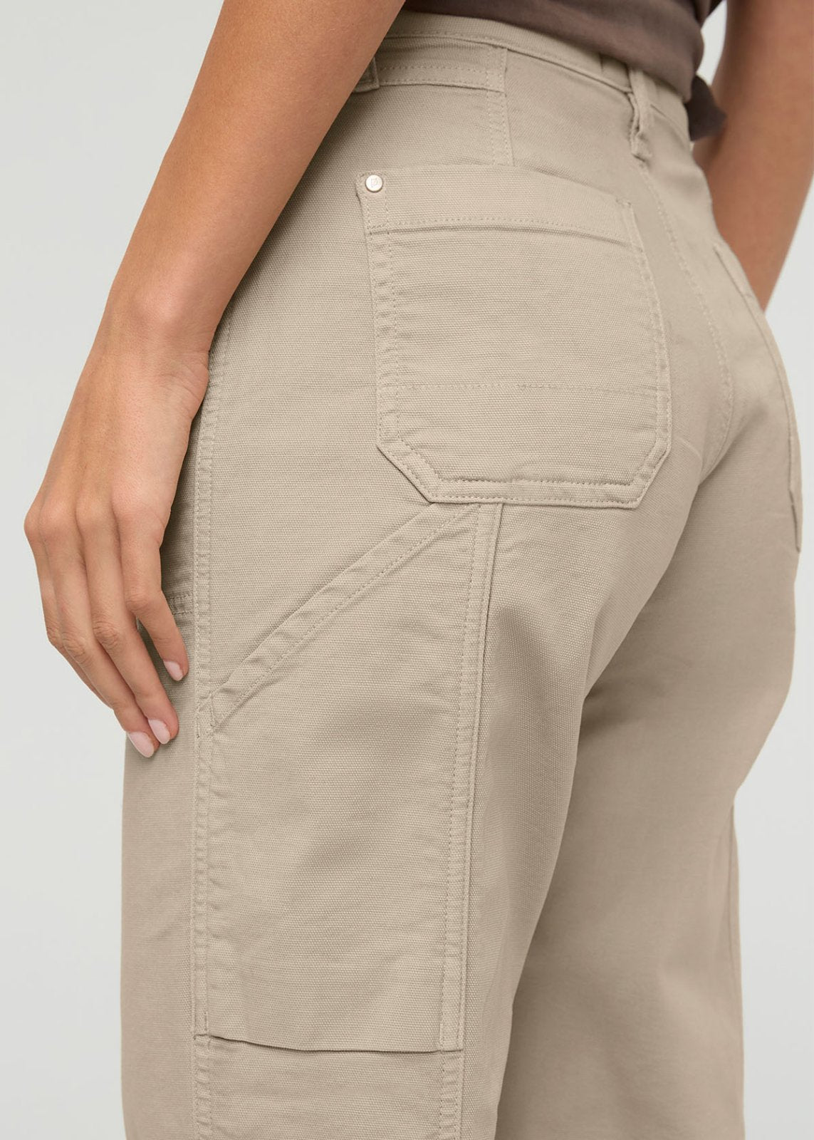 pantalon-utilitaire-en-toile-extensible-pour-femme-teint-en-pièce-couleur-sable - détail de la poche arrière gauche