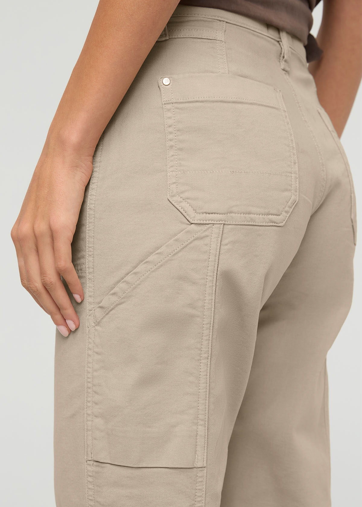pantalon-utilitaire-en-toile-extensible-pour-femme-teint-en-pièce-couleur-sable - détail de la poche arrière gauche