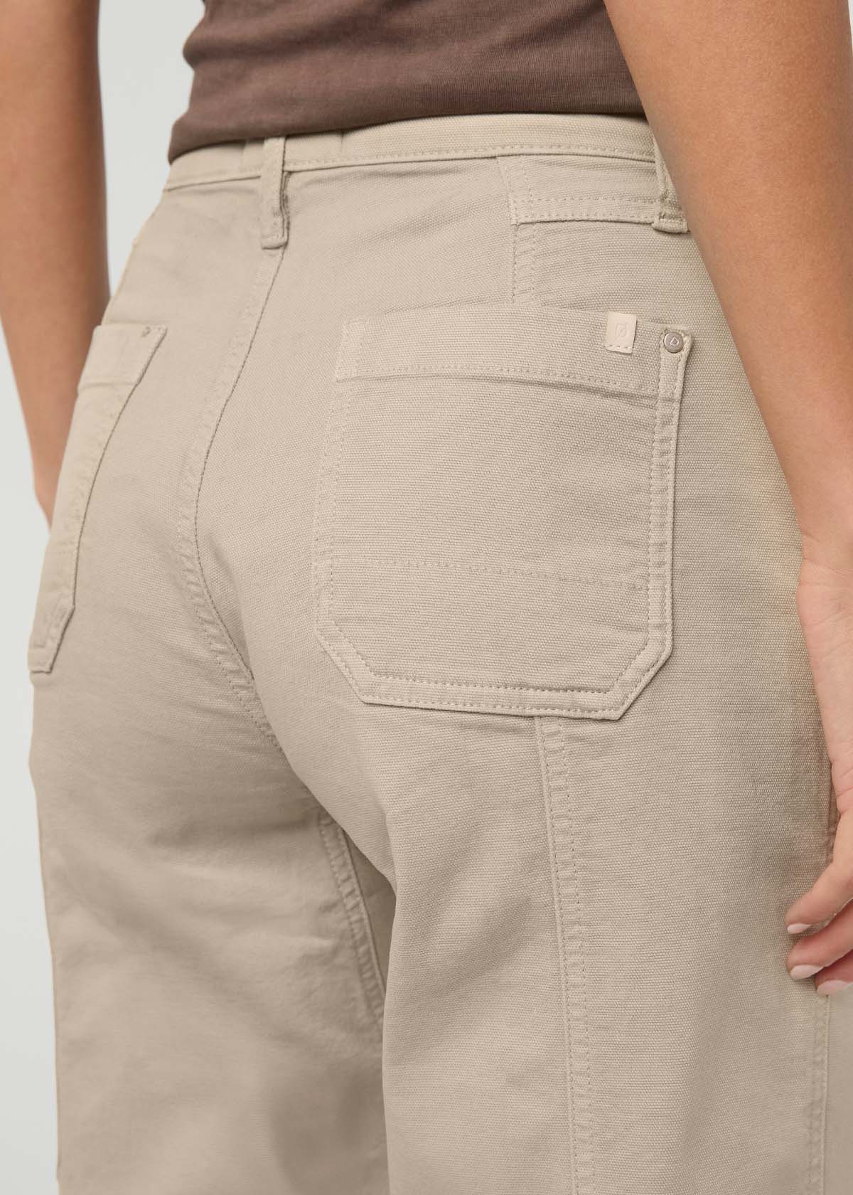 pantalon utilitaire en toile extensible pour femme, teint en pièce, couleur sable, détail de la poche arrière