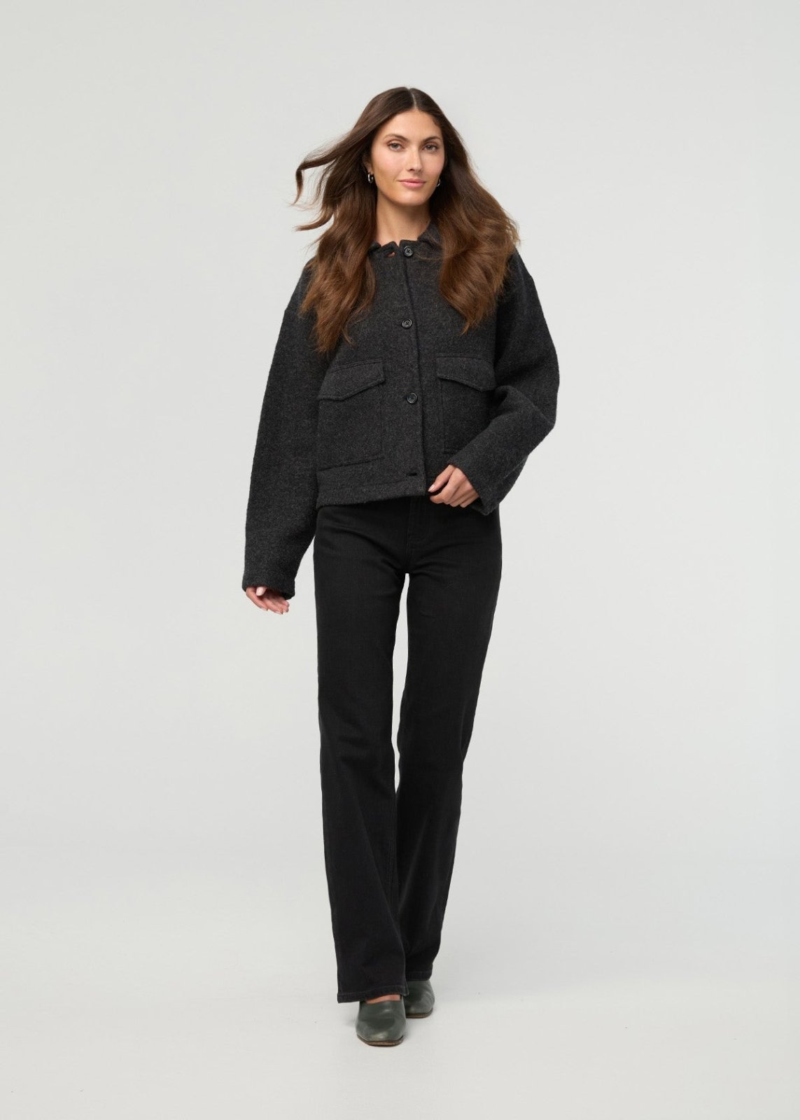jean-performance-pour-femmes-taille-haute-coupe-droite-noir - vue de face en pied