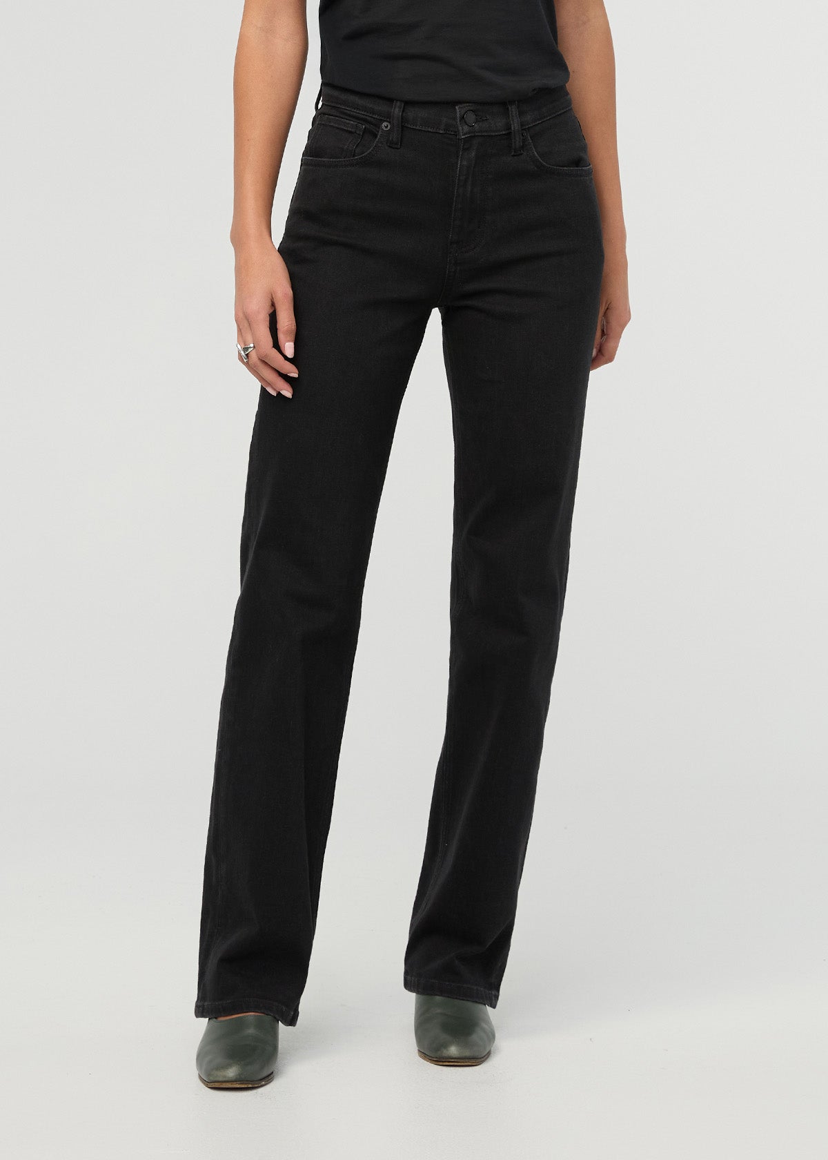 jean-performance-pour-femmes-taille-haute-coupe-droite-noir - face avant