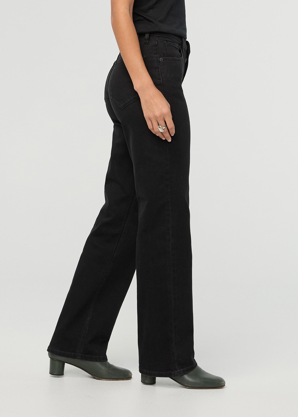 jeans-performance-pour-femmes-taille-haute-coupe-droite-noir (côté)