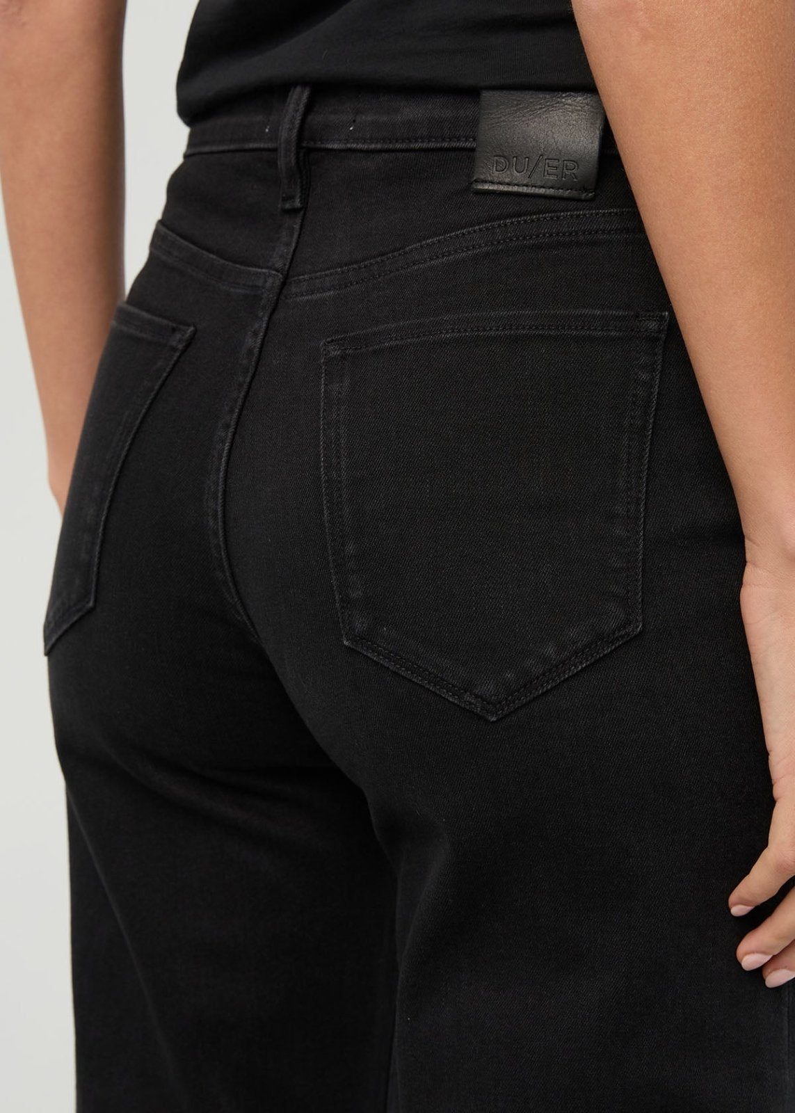 jean-performance-pour-femmes-taille-haute-coupe-droite-noir - détail de la poche arrière