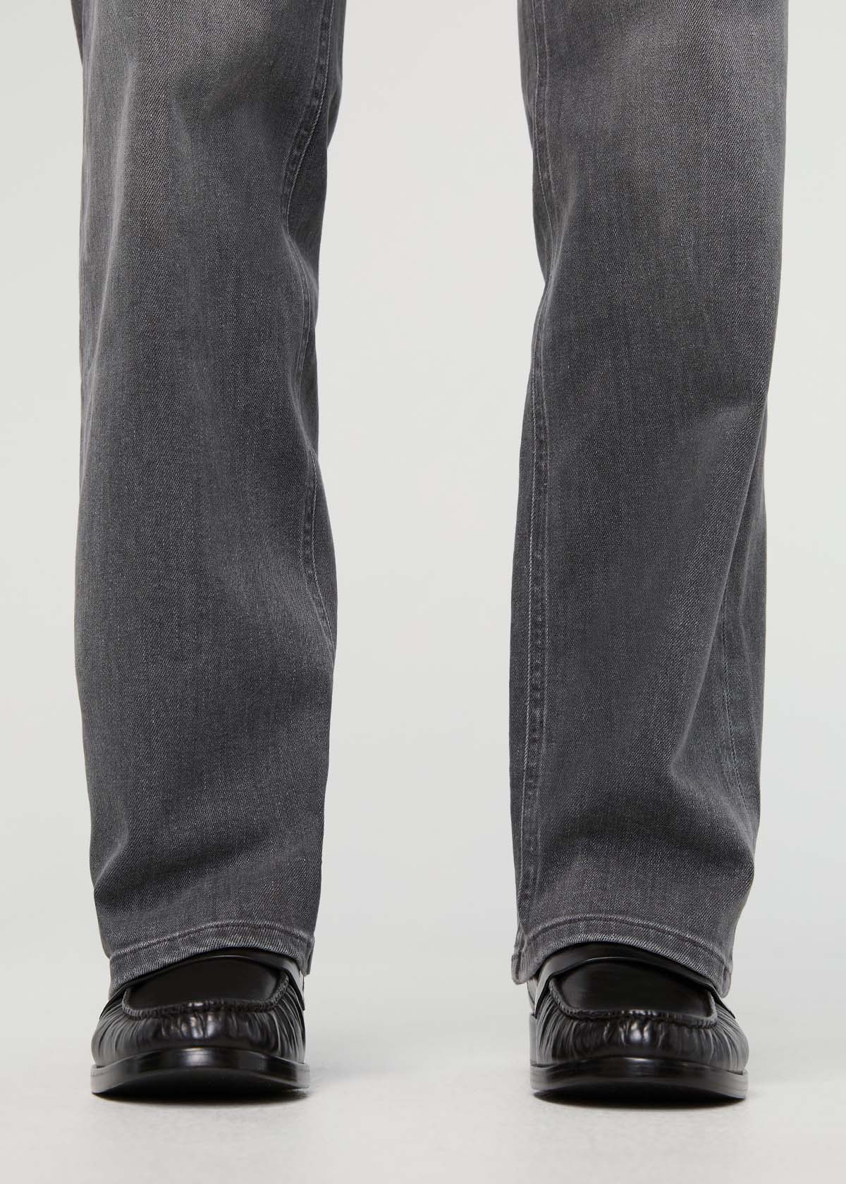 jean-performance-pour-femmes-taille-haute-coupe-droite-gris-doux-à-la-cheville