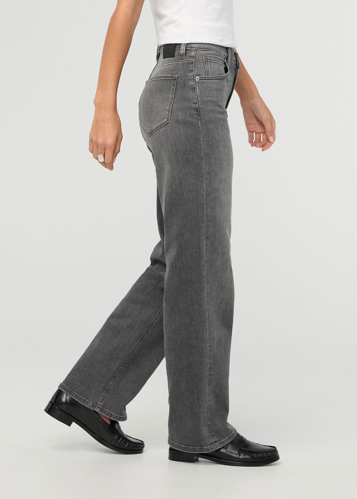 jean-performance-pour-femmes-taille-haute-coupe-droite-gris-doux-côté