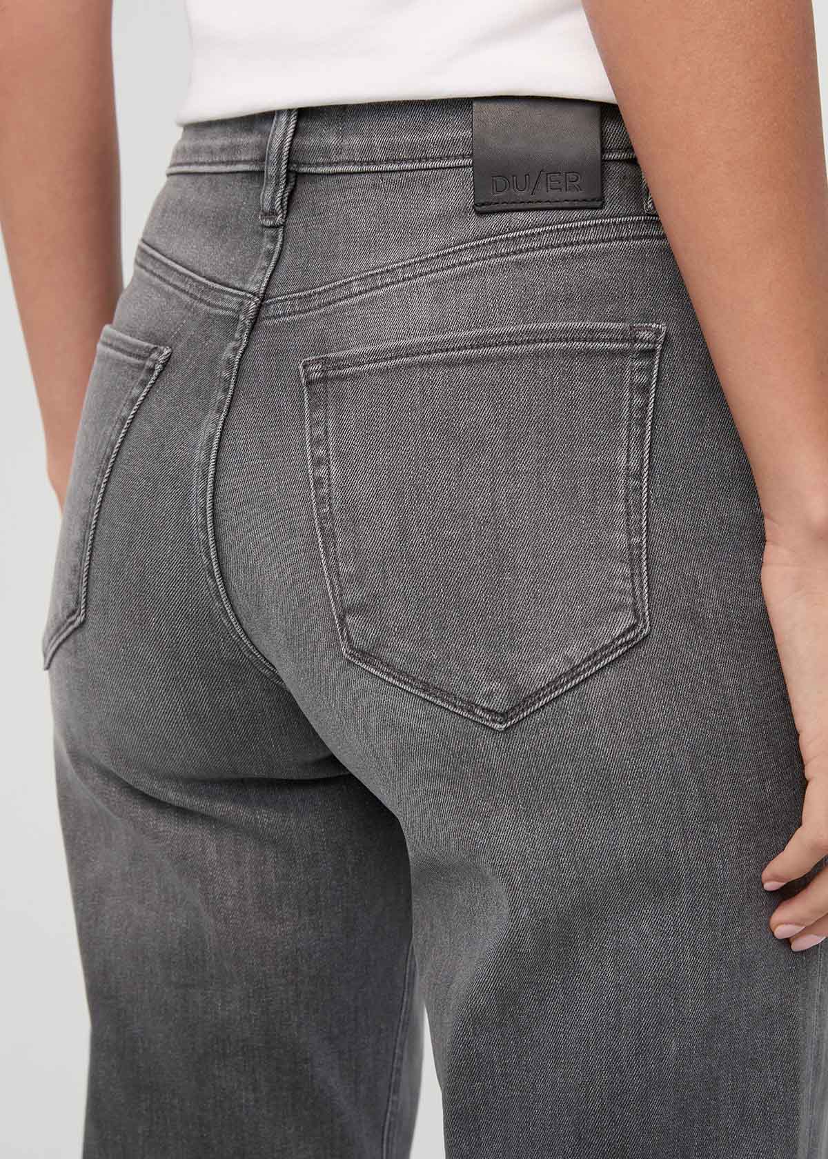 jean-performance-femme-taille-haute-coupe-droite-gris-doux-détail-poche-arrière