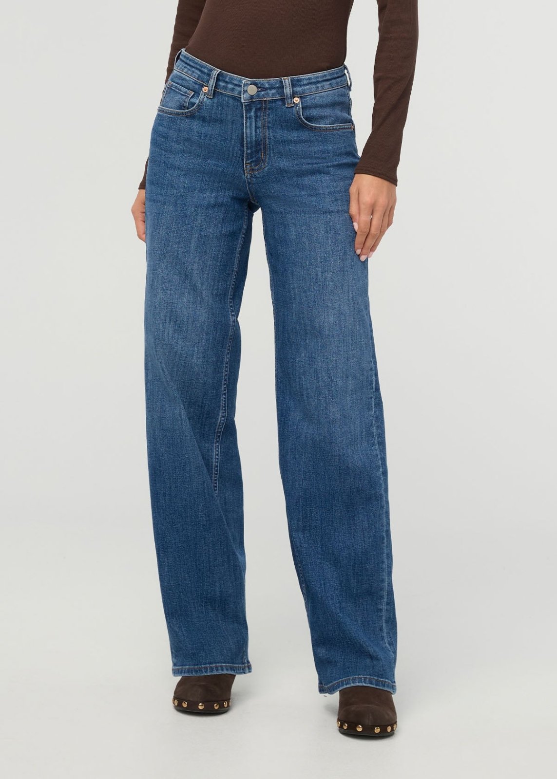 jean-performance-pour-femmes-coupe-large-droite-avec-poitrine-arrondie