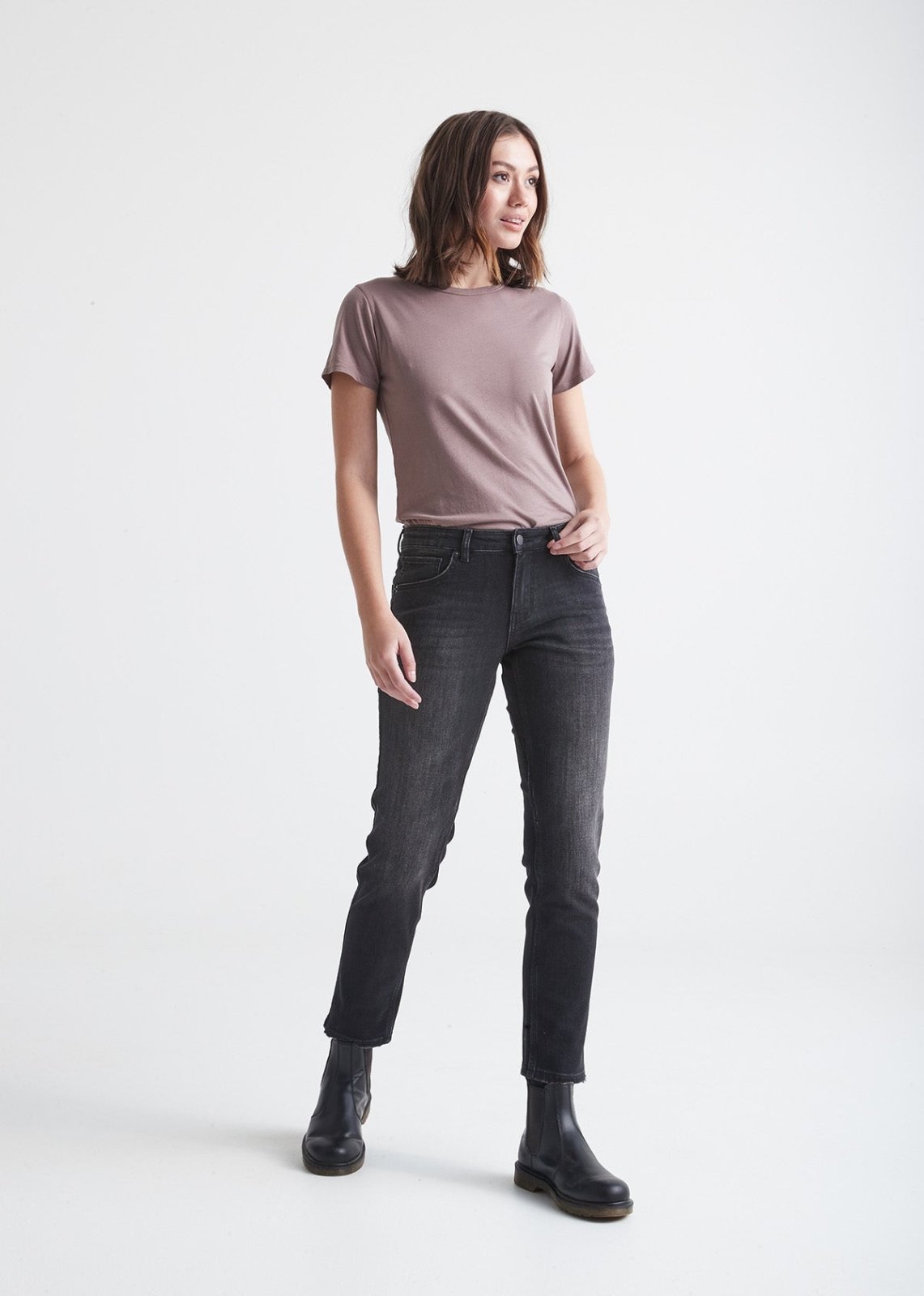 jean stretch noir vintage à coupe relaxante pour femmes, corps entier