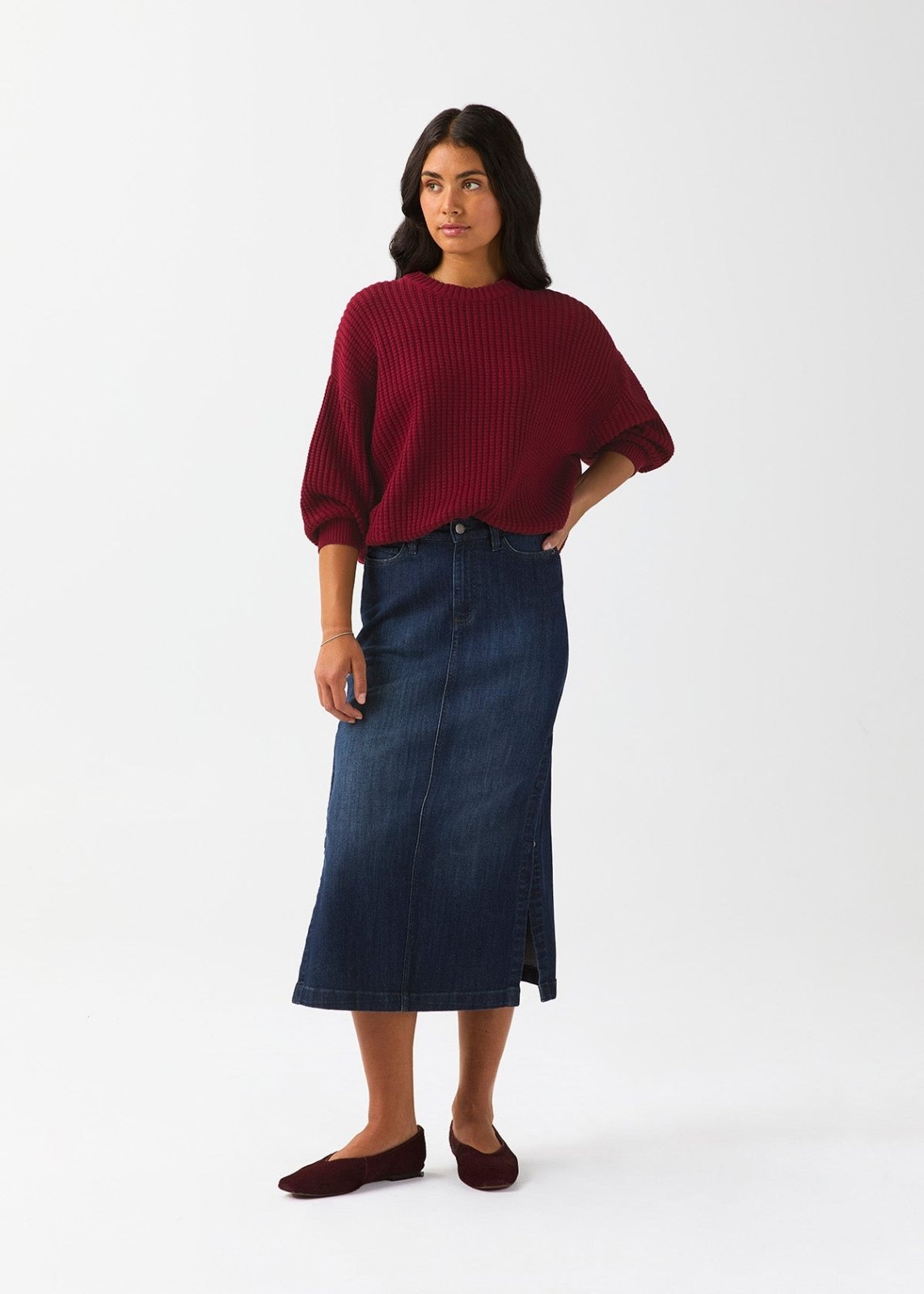 Pull femme Easyknit Lite à col rond, couleur cerise foncée – Vue de face sur l'ensemble du vêtement