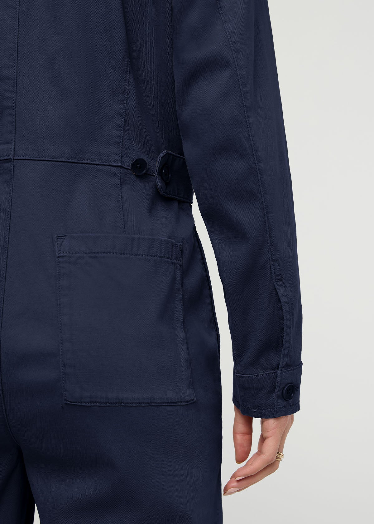 Combinaison décontractée en sergé bleu marine pour femme : détail des manches arrière