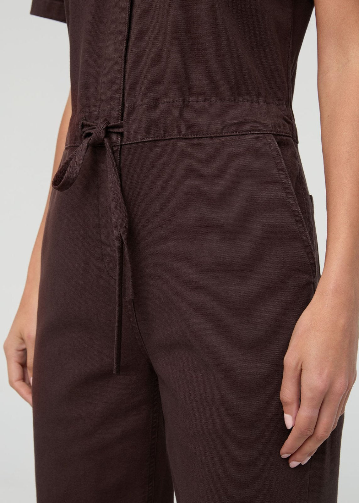 Combinaison « girlfriend » en toile extensible - Teinture en pièce couleur espresso, détail sur la hanche à l'avant