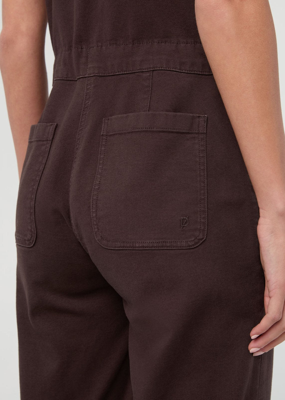Combinaison « girlfriend » en toile stretch - Teinture en pièce couleur espresso, détail sur la poche arrière