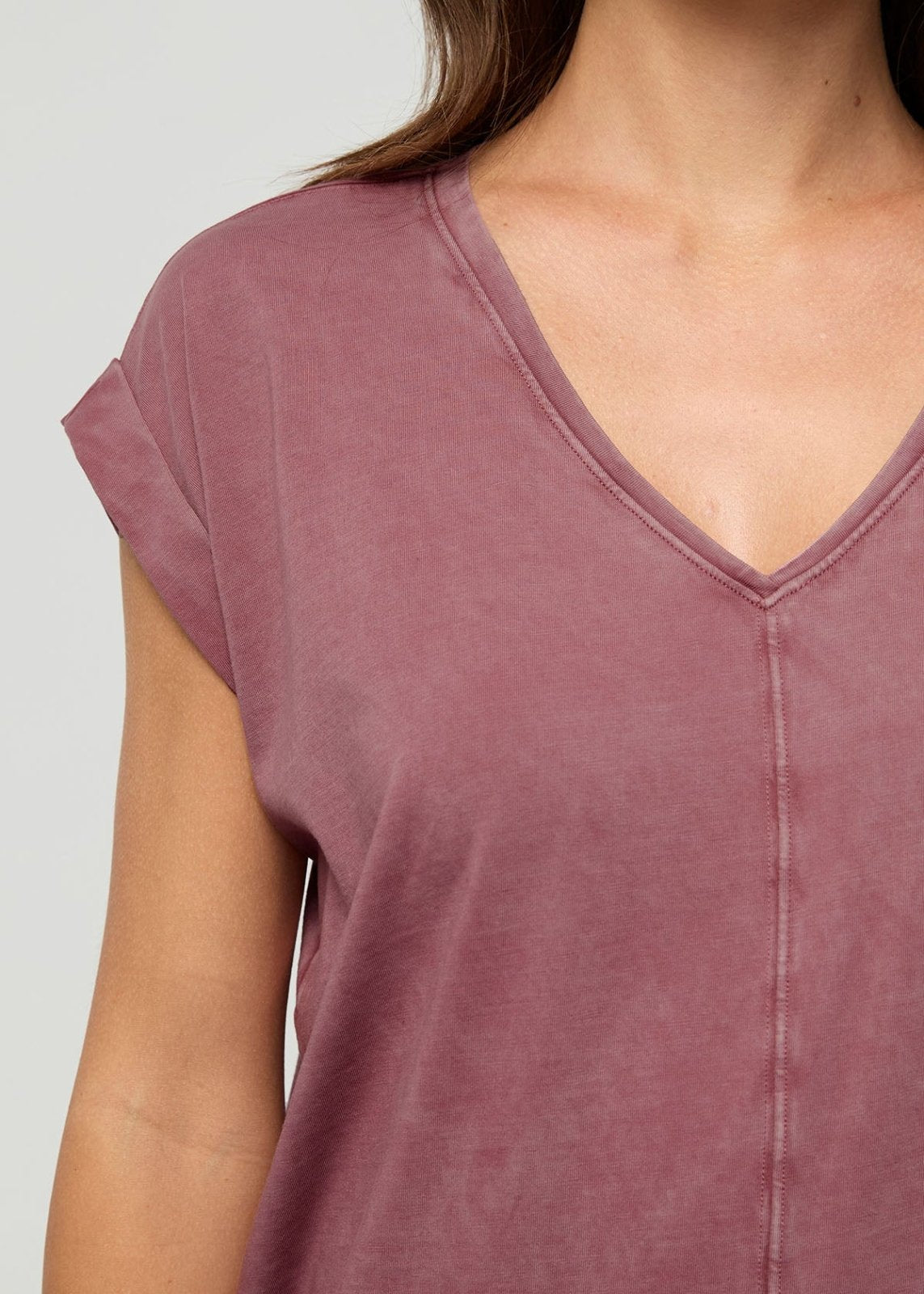 Détail des manches d'un t-shirt pour femme en 100 % coton Pima, couleur rose poudré délavé