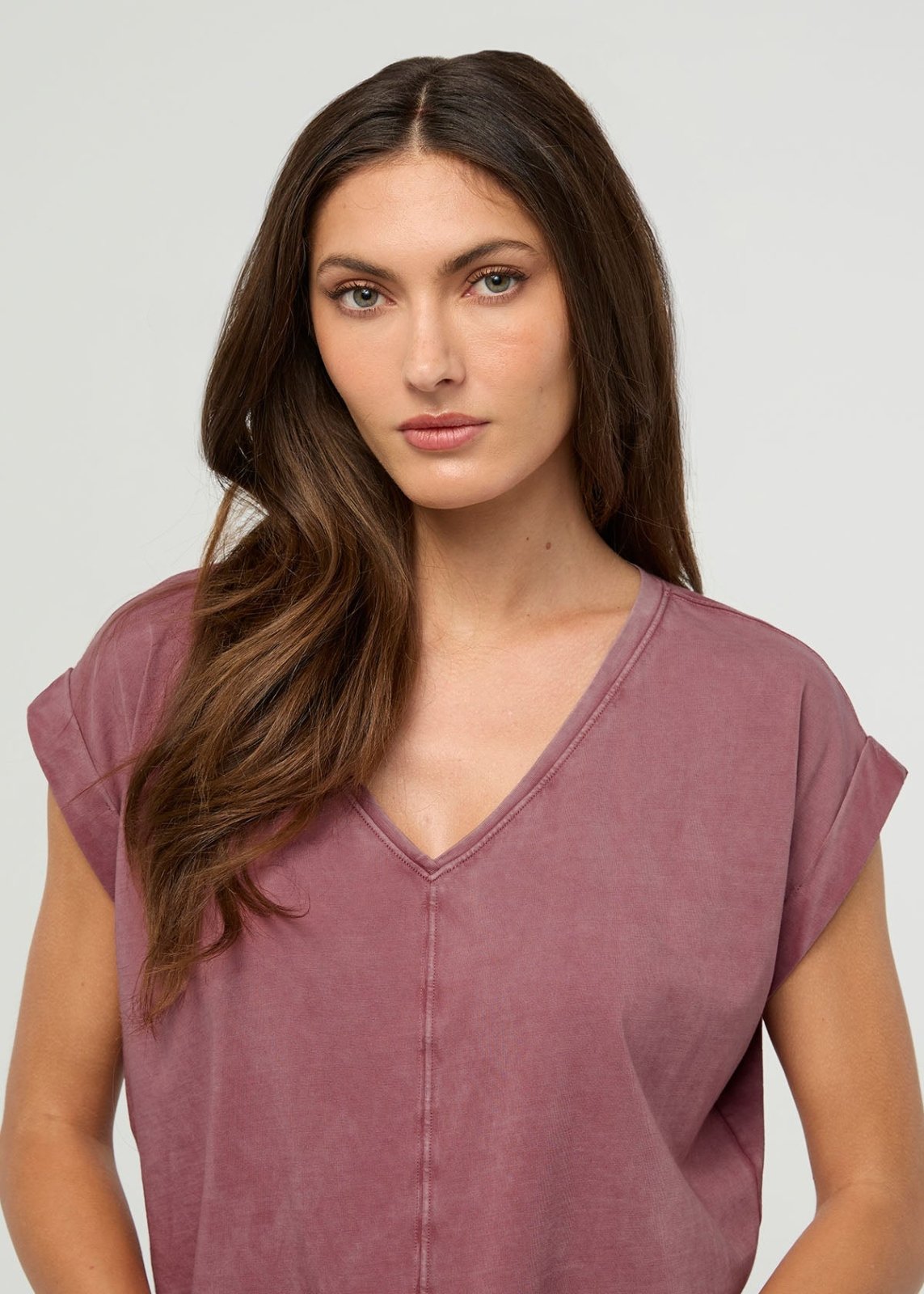 T-shirt femme « Dusty Rose » délavé, 100 % coton Pima, détail au niveau du col à l'avant