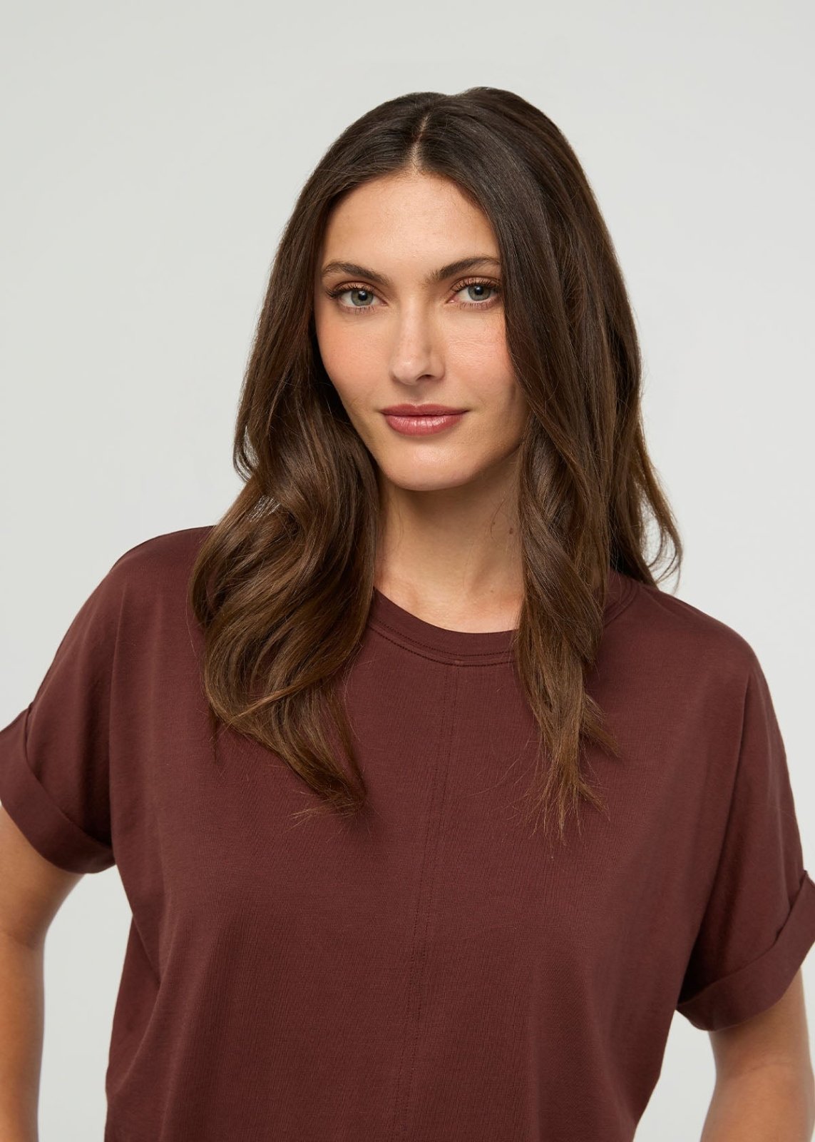 Détail du devant du t-shirt pour femme, couleur marron, 100 % coton Pima