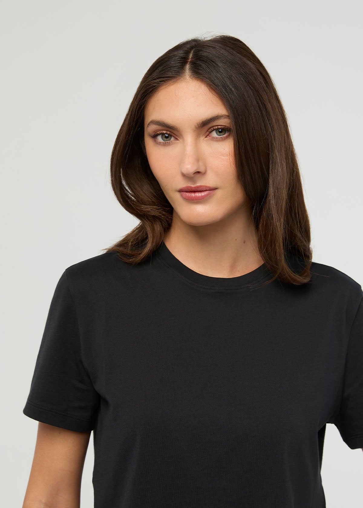 Détail en gros plan d'un t-shirt ample noir pour femme, 100 % coton Pima
