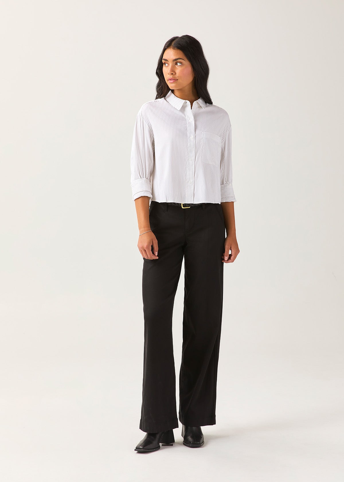 Chemise pour femme en sergé blanc à fines rayures, boutonnée sur le devant, coupe ample