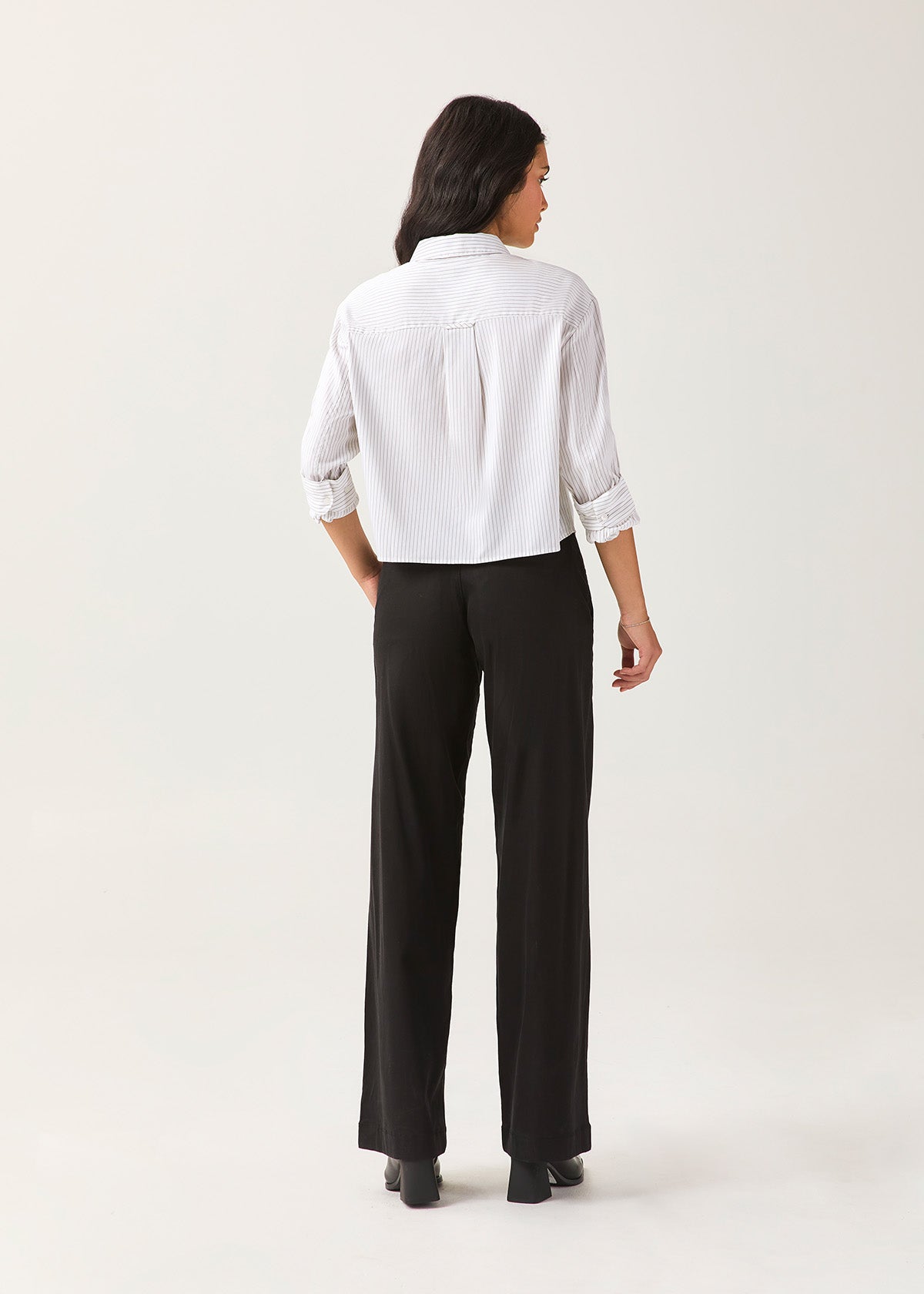 Chemise à boutons pour femme, en sergé blanc à fines rayures, vue de dos en entier