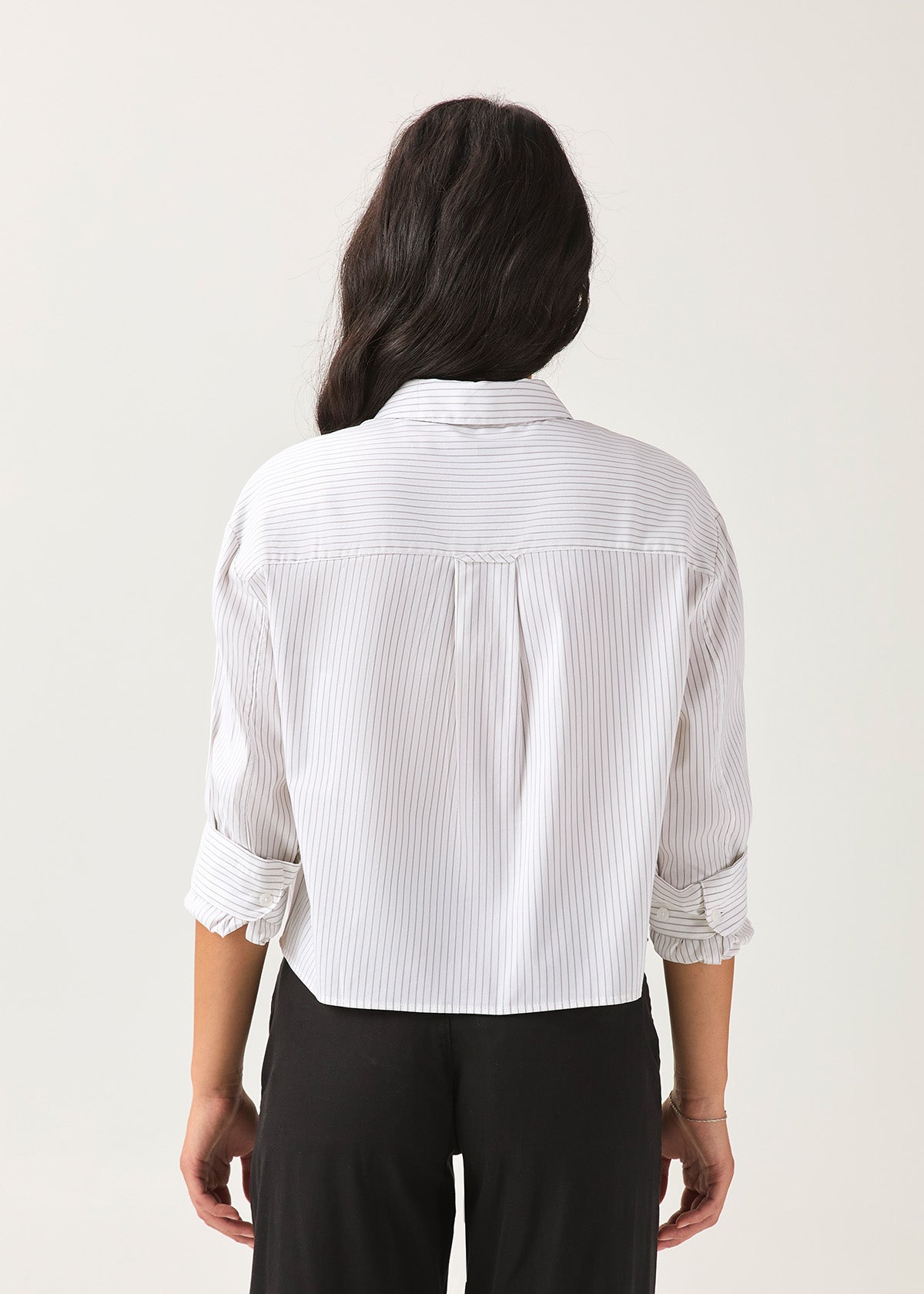 Chemise à boutons pour femme, en sergé blanc à fines rayures, dos vu de dos