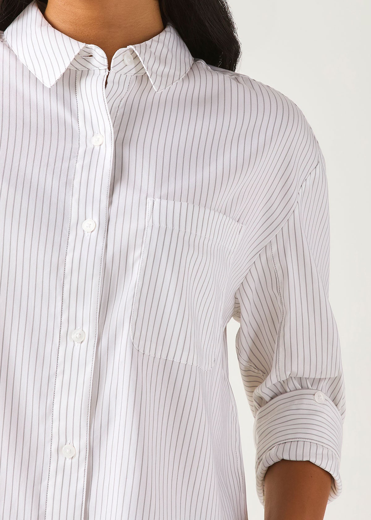Chemise à boutons pour femme, en sergé blanc à fines rayures, avec poche décorative