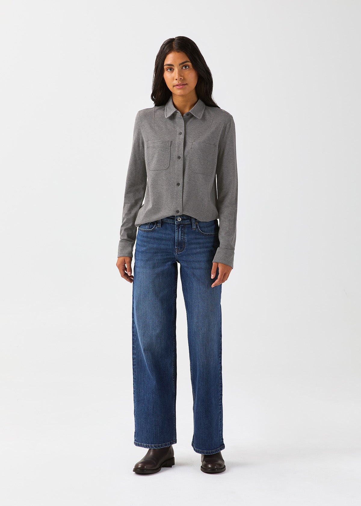 chemise-de-performance-pour-femmes-en-flanelle-légère-à-deux-poches-gris chiné - vue de face en pied