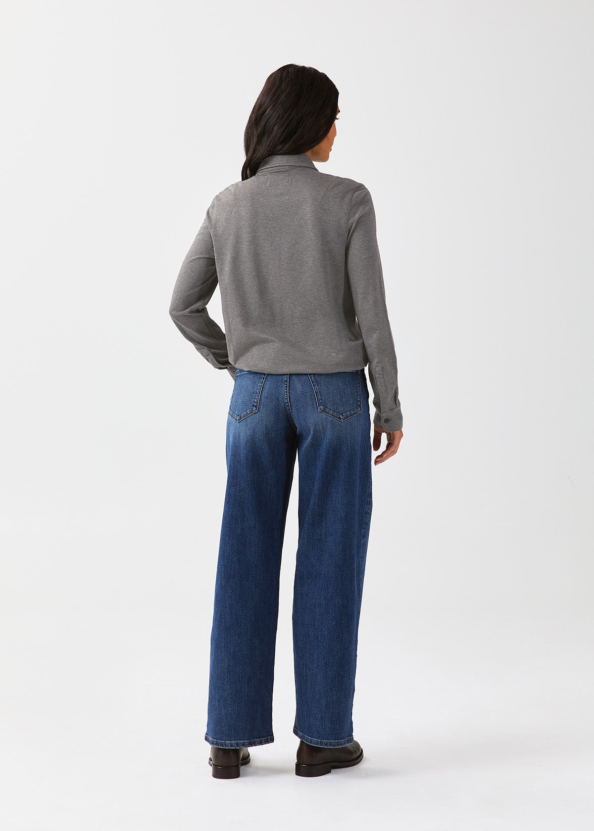 chemise-de-performance-pour-femmes-en-flanelle-légère-à-deux-poches-gris chiné - vue de dos en pied