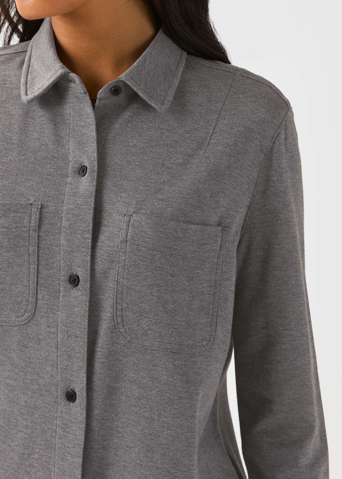 chemise-de-performance-pour-femmes-en-flanelle-légère-à-deux-poches-gris chiné - vue de dos, vue de face, détail des poches
