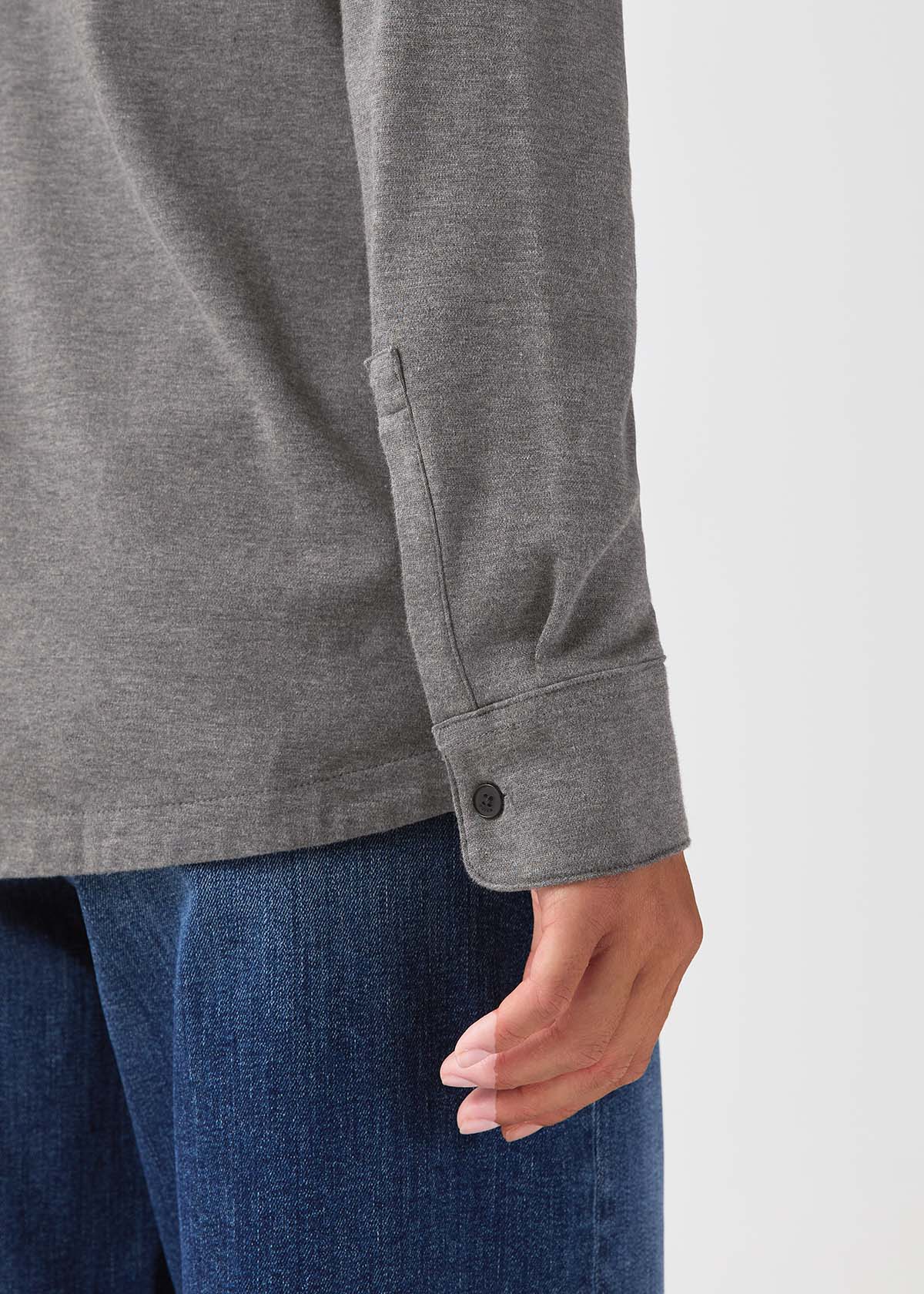 chemise-de-performance-pour-femmes-en-flanelle-légère-à-deux-poches-gris-chiné - vue de dos, vue de face, détail de la manche droite
