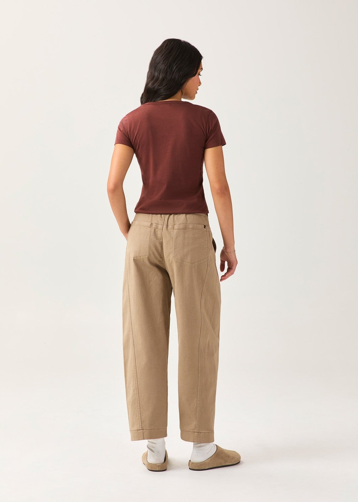 T-shirt ajusté pour femme, couleur marron, 100 % coton Pima – vue de dos en pied