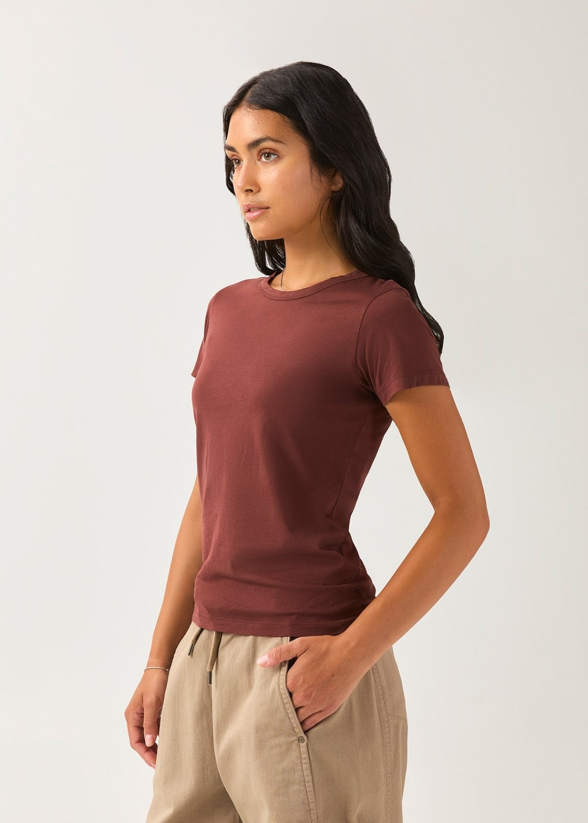 T-shirt ajusté pour femme, couleur marron, 100 % coton Pima – vue de profil
