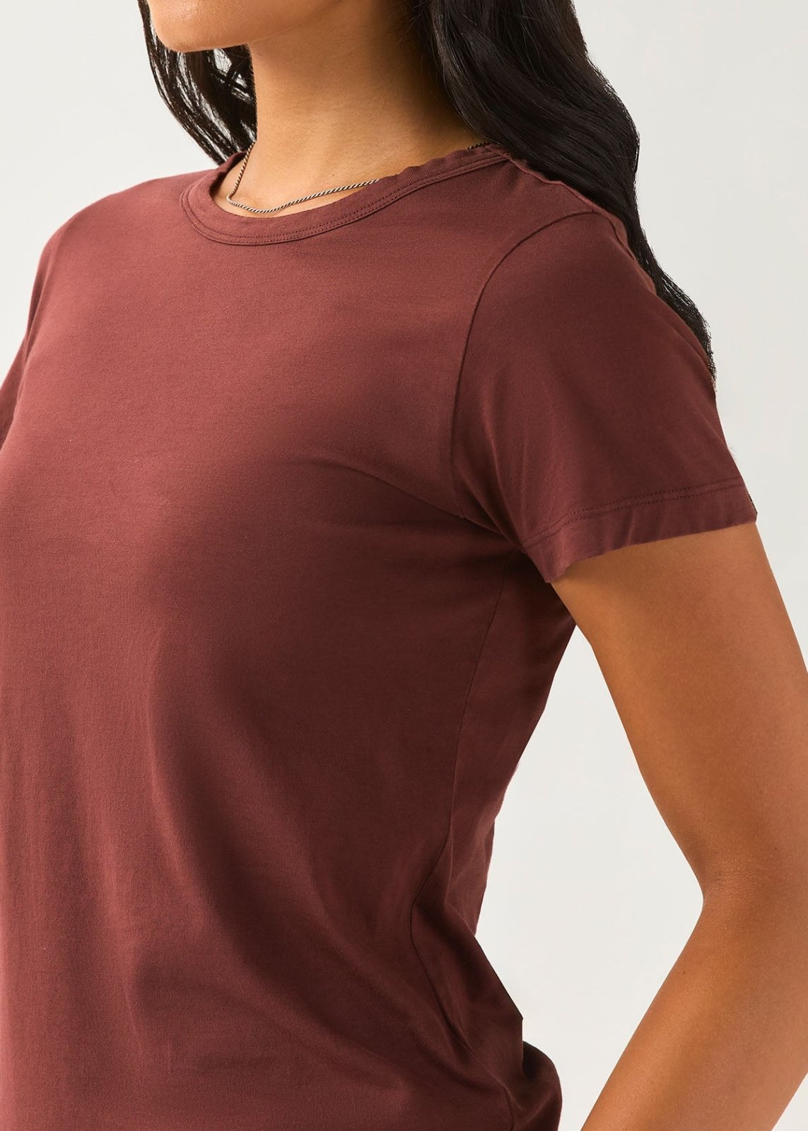 Détail des manches du t-shirt ajusté pour femme, couleur marron, 100 % coton Pima