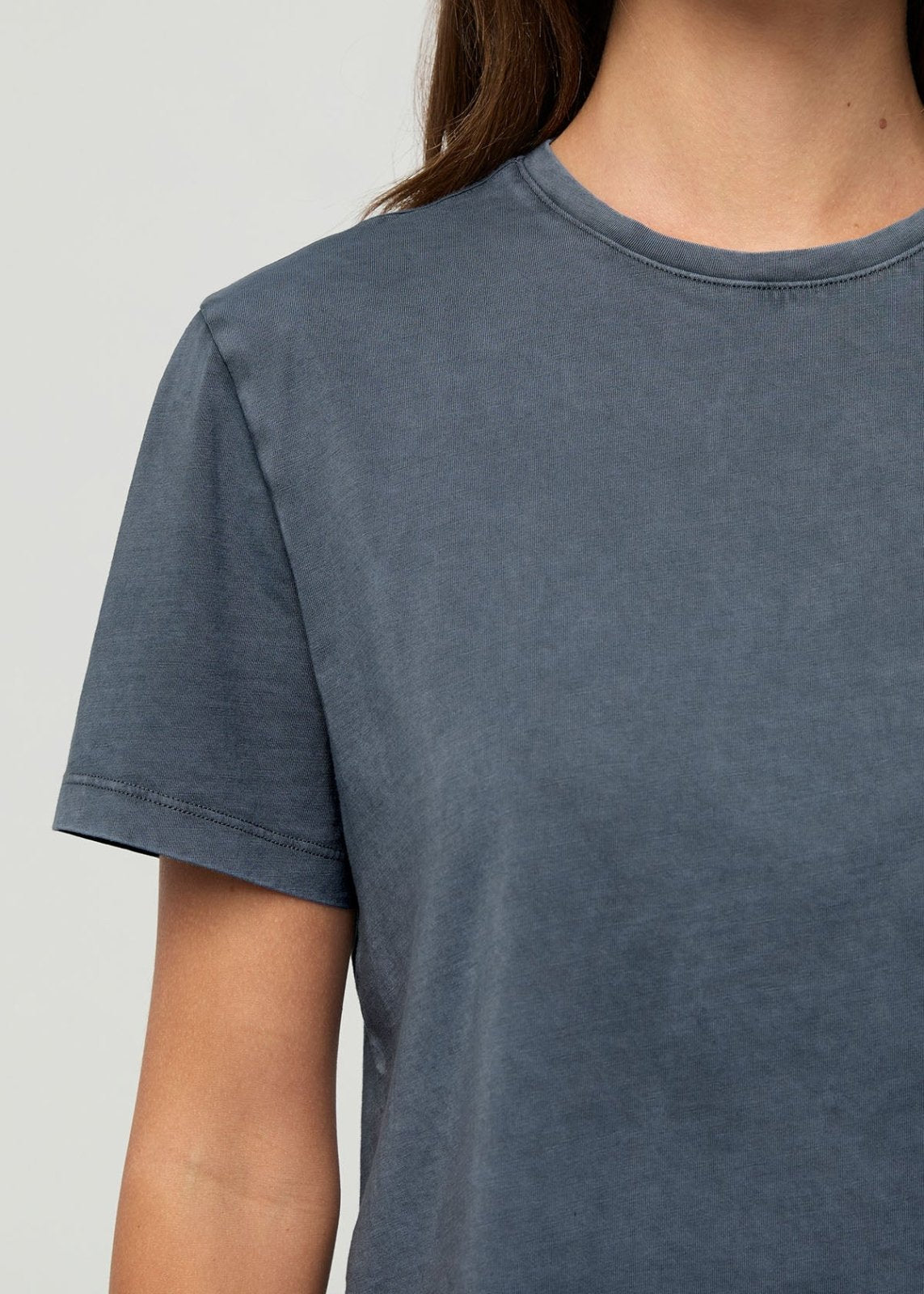 T-shirt ample pour femme, bleu pierre délavé, 100 % coton Pima – détail de la manche avant